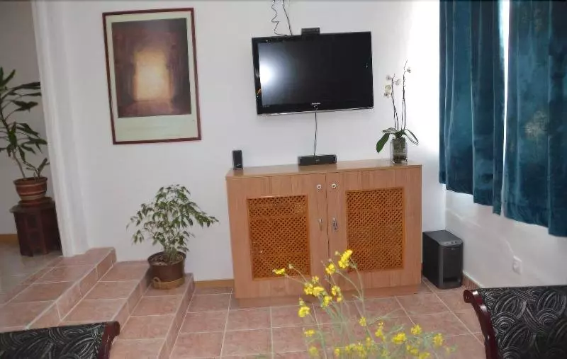 El Almendro Y La Montana