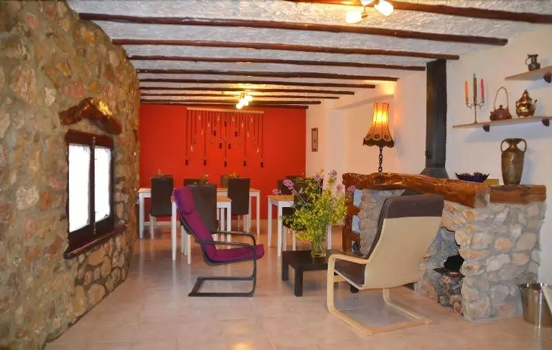 El Almendro Y La Montana