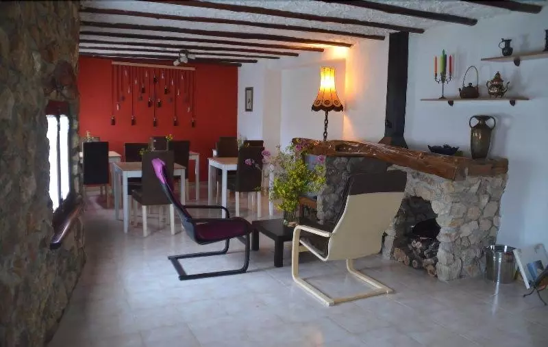 El Almendro Y La Montana