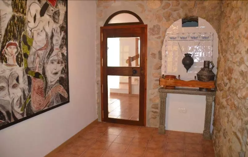 El Almendro Y La Montana