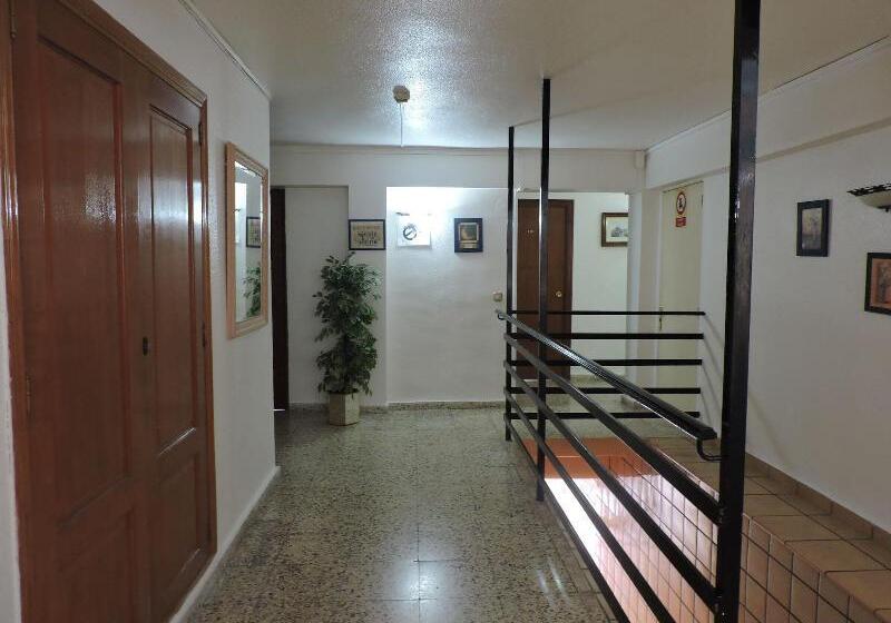 פנסיון Hostal Monreal