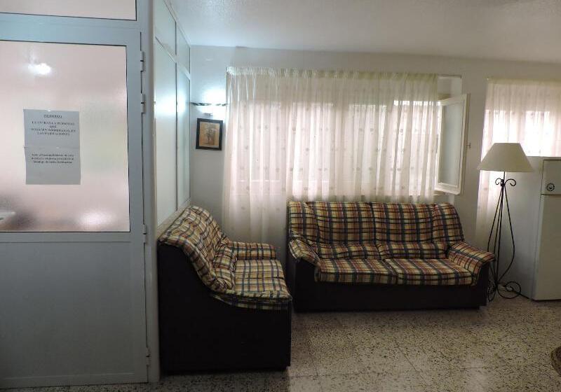 פנסיון Hostal Monreal