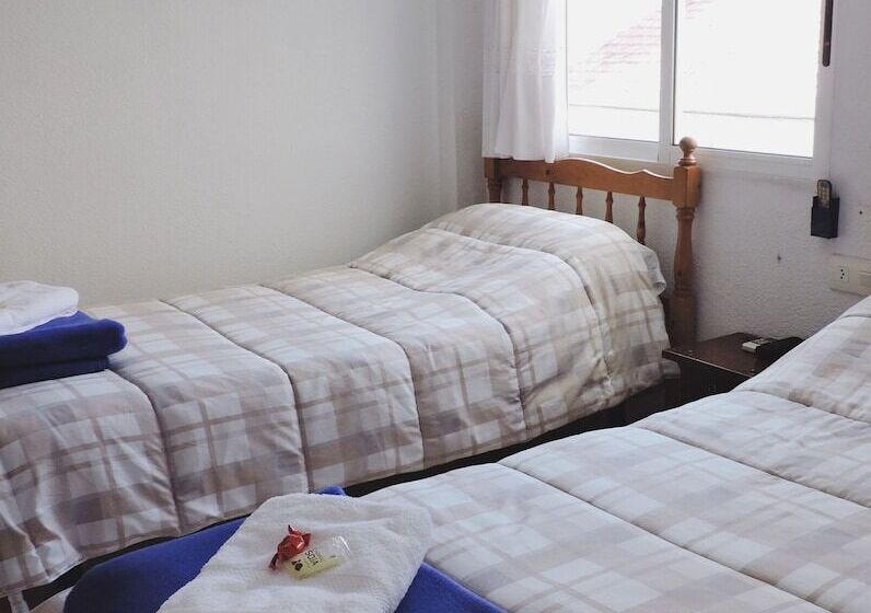 פנסיון Hostal Monreal