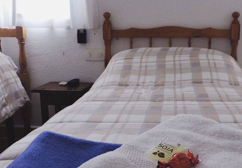 פנסיון Hostal Monreal