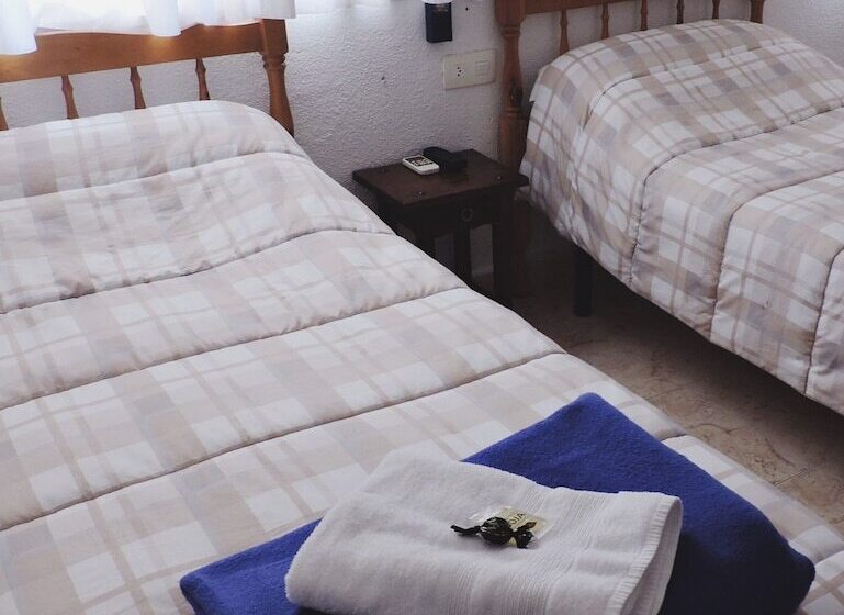 پانسیون Hostal Monreal