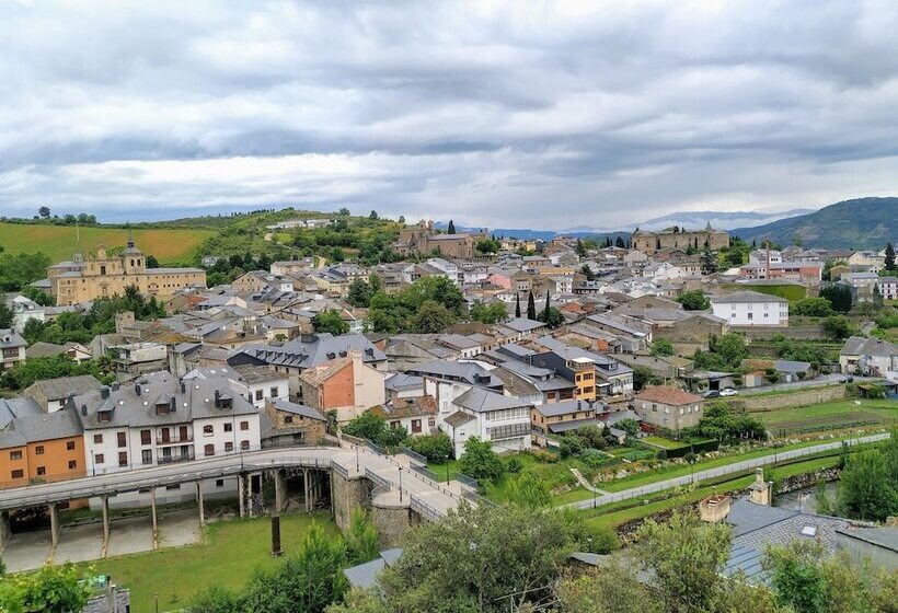 Hostal Restaurante La Charola