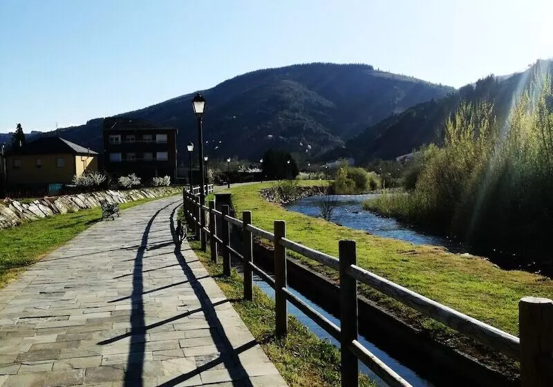 Hostal Restaurante La Charola