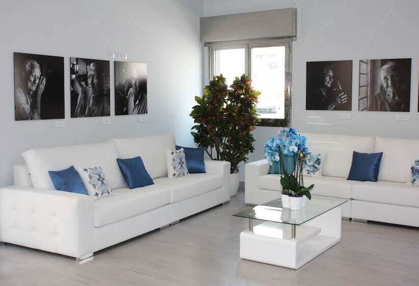 هتل Hostal Cervantes Playa