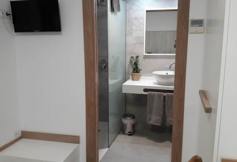 هتل Hostal Cervantes Playa