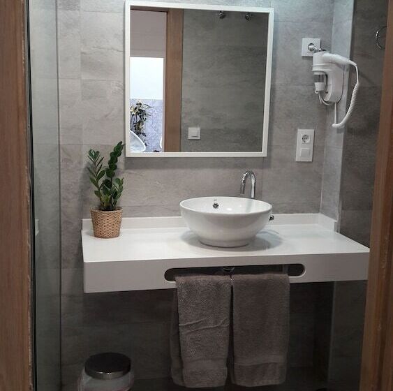 هتل Hostal Cervantes Playa