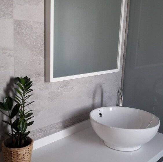 هتل Hostal Cervantes Playa