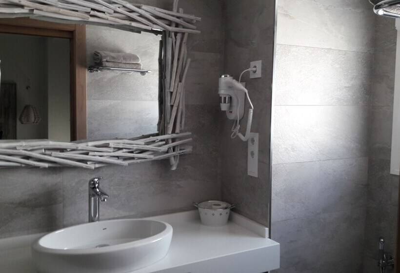 هتل Hostal Cervantes Playa