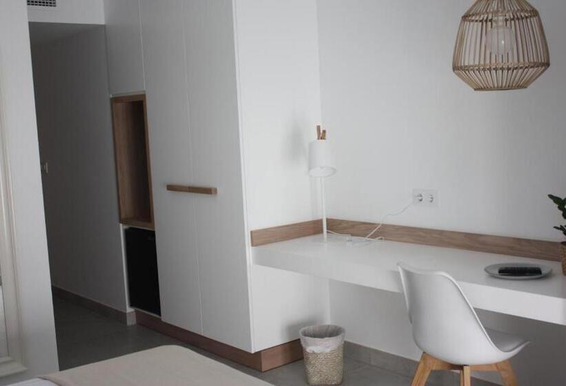 هتل Hostal Cervantes Playa