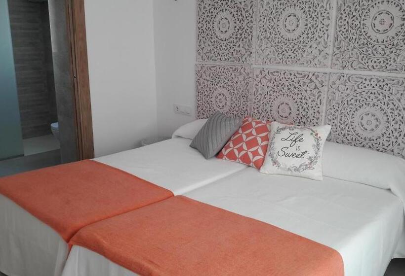 هتل Hostal Cervantes Playa