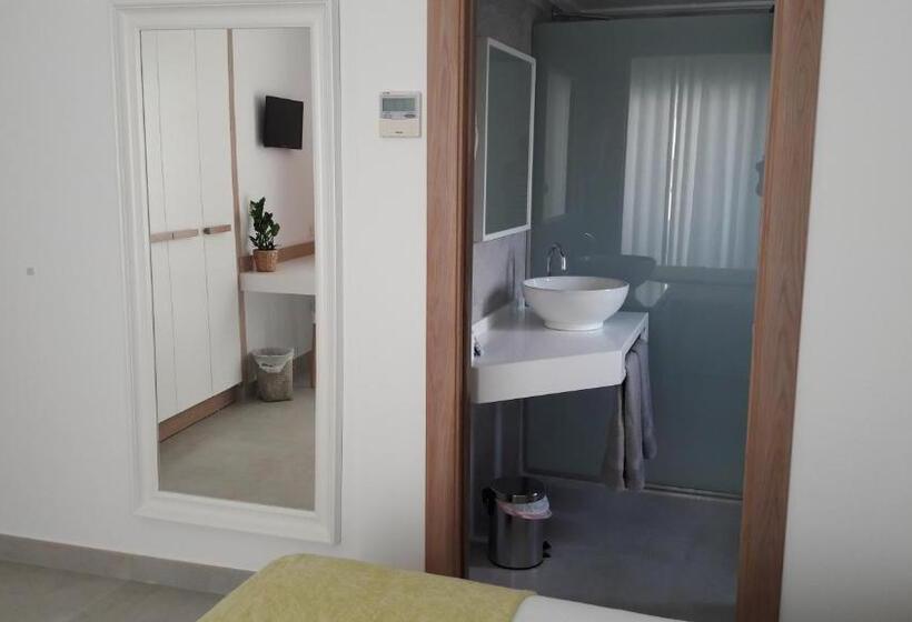 هتل Hostal Cervantes Playa