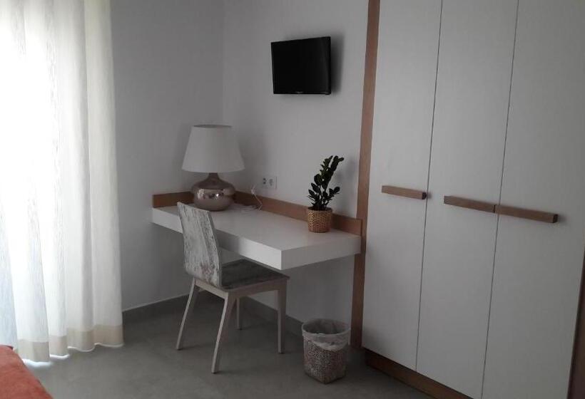 هتل Hostal Cervantes Playa