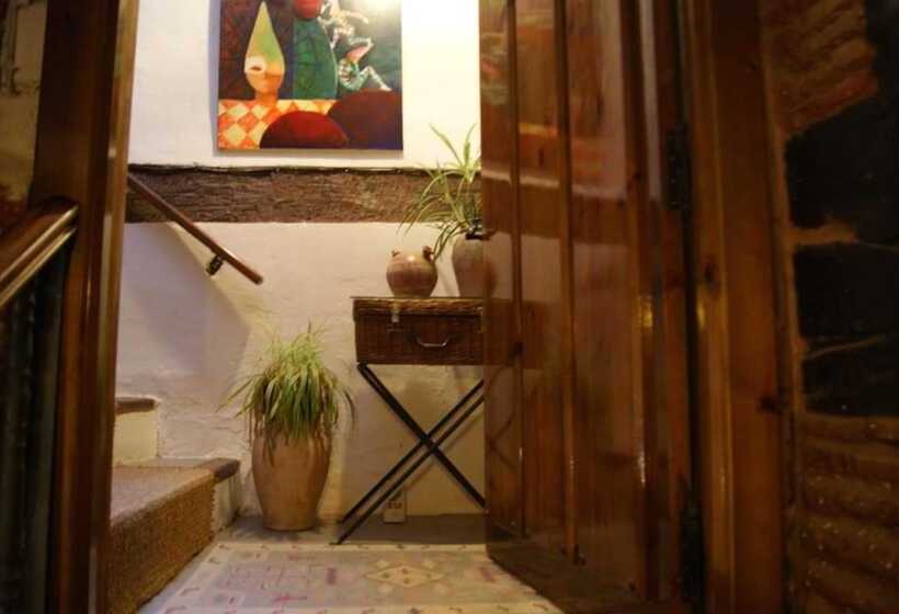 Peregrinando, Pensión Con Encanto