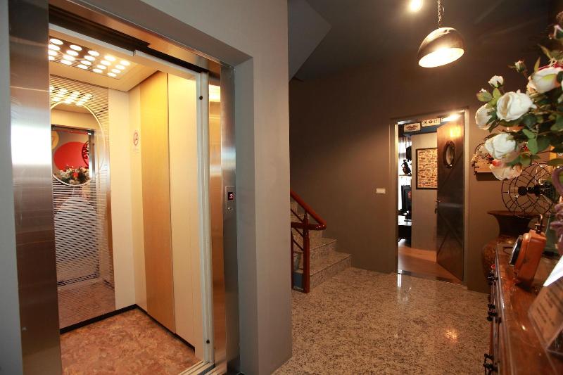 Bear Forest Retro B&b