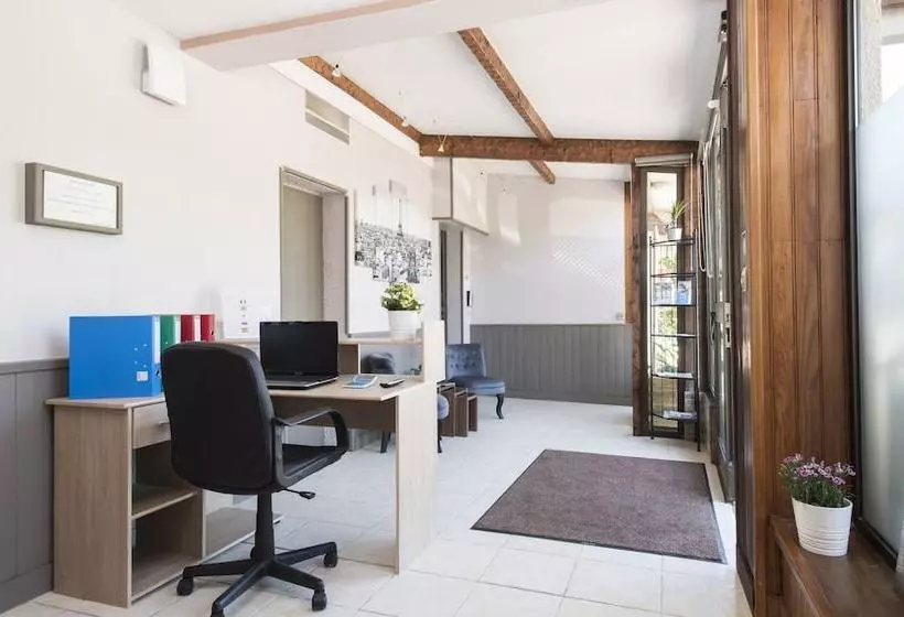 Hotelli Hôtel Le Pavillon De L Aéro