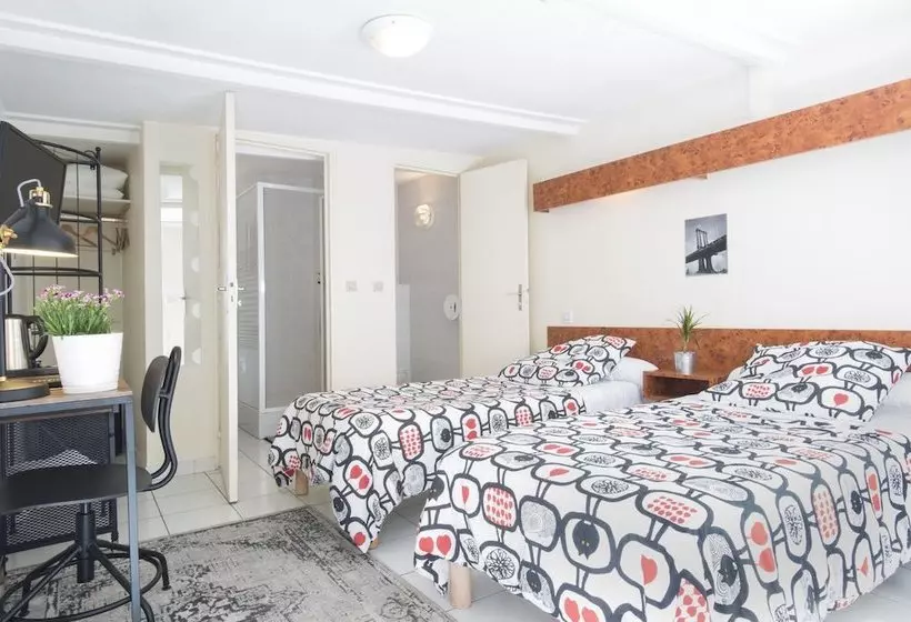 Hotelli Hôtel Le Pavillon De L Aéro