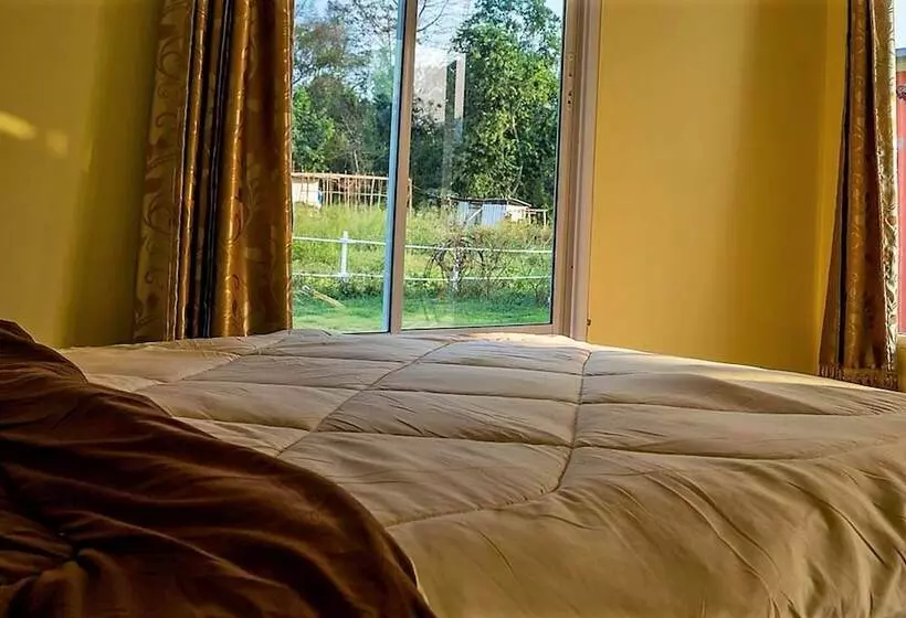 Hotelli Rim Mae Nam Resort
