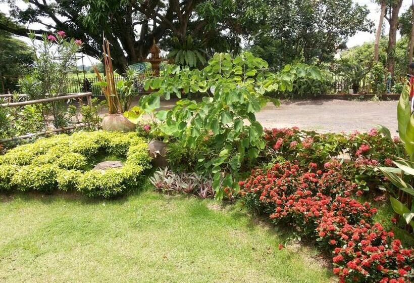 Отель Rungnatee Place & Boutique