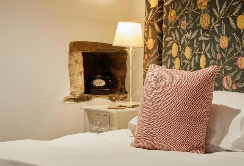 בית מלון כפרי Tudor Farmhouse