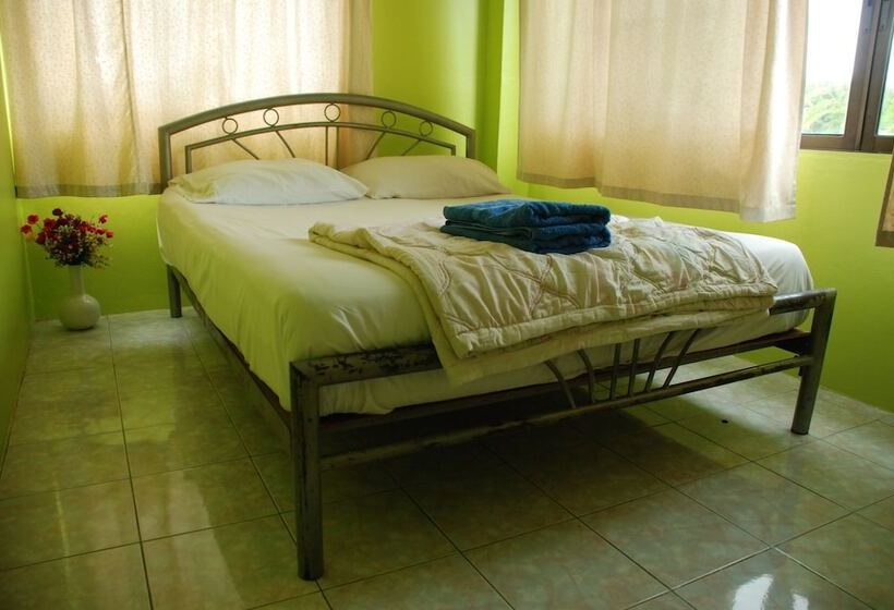 Pensió Blue Lagoon Guest House And Bar