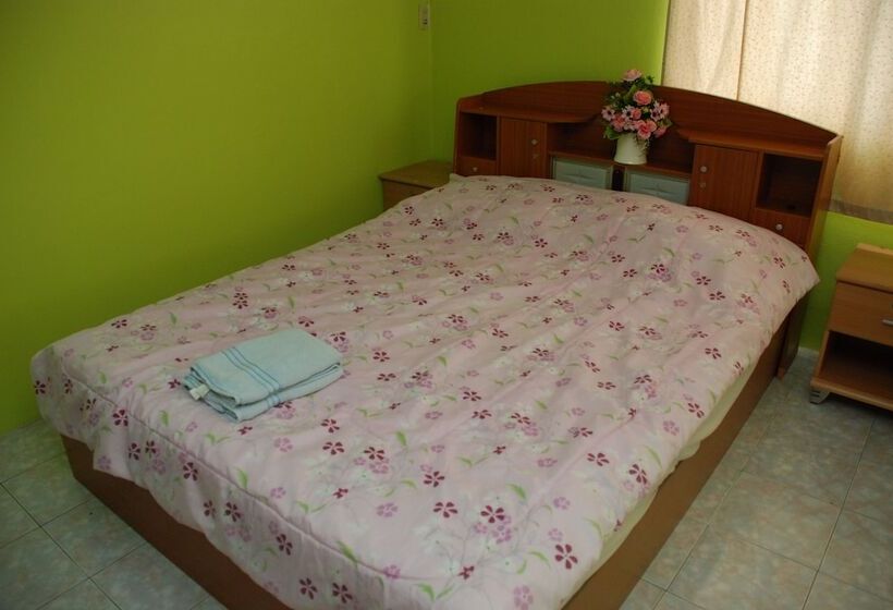 Pensió Blue Lagoon Guest House And Bar