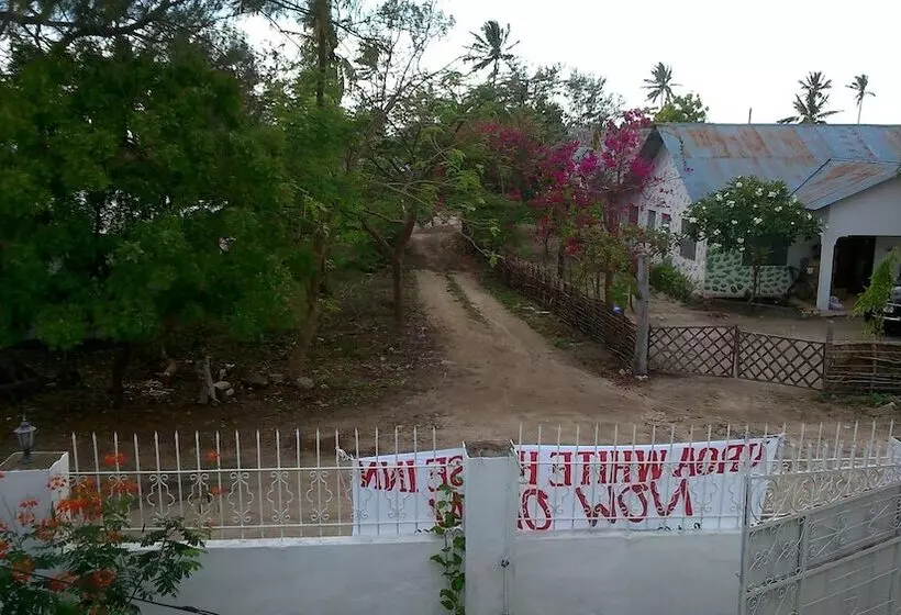 Hotelli Uroa White House Inn