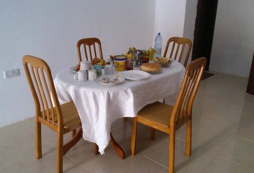 فندق Uroa White House Inn