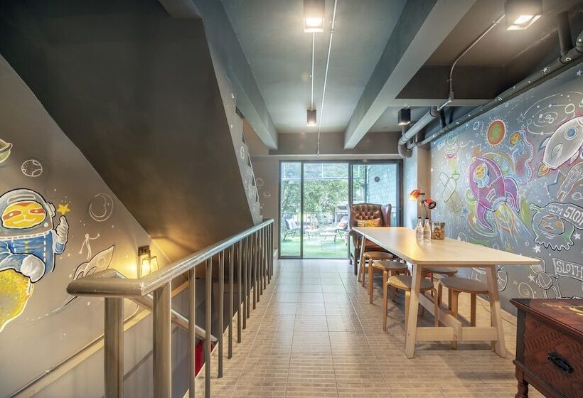 Sloth Hostel Don Mueang