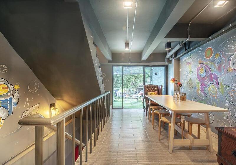 Sloth Hostel Don Mueang