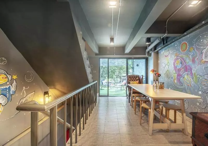 Sloth Hostel Don Mueang