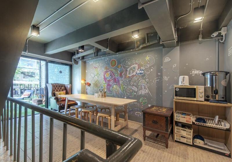 Sloth Hostel Don Mueang