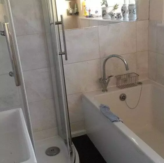 A. B&b   Glastonbury