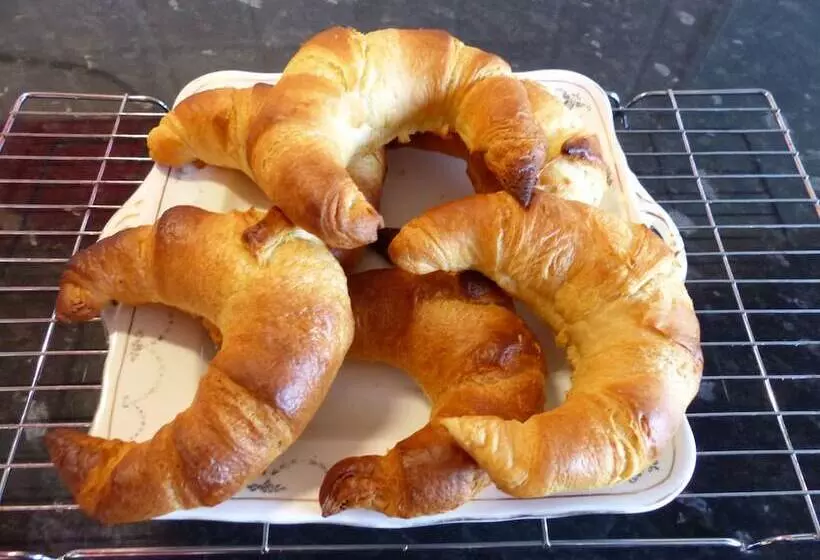 A. B&b   Glastonbury