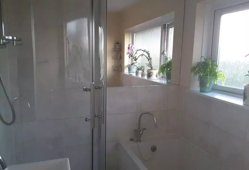 A. B&b   Glastonbury