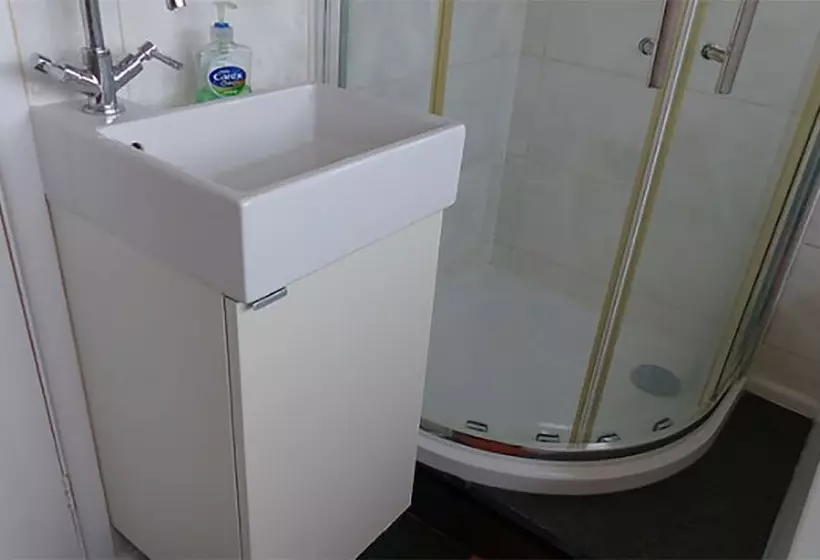 A. B&b   Glastonbury