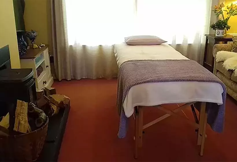 A. B&b   Glastonbury