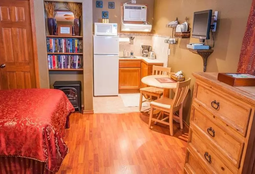 Hotelli Holiday Lodge On Canyon Lake