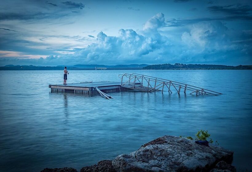 Отель Holiday Lodge On Canyon Lake