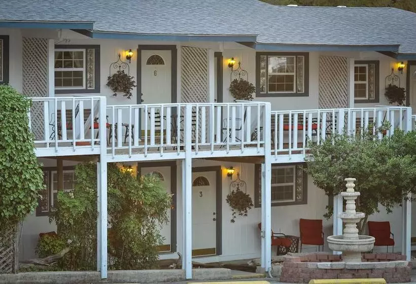 Hotelli Holiday Lodge On Canyon Lake