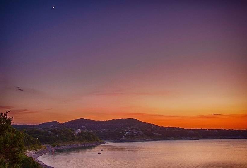 Отель Holiday Lodge On Canyon Lake
