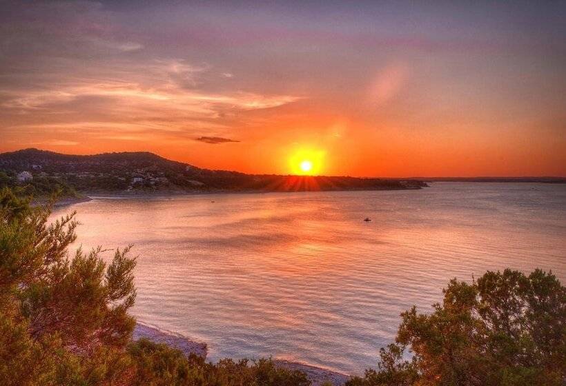 Отель Holiday Lodge On Canyon Lake