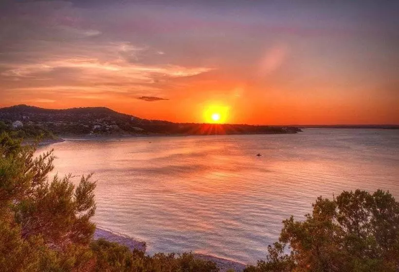 Hotelli Holiday Lodge On Canyon Lake