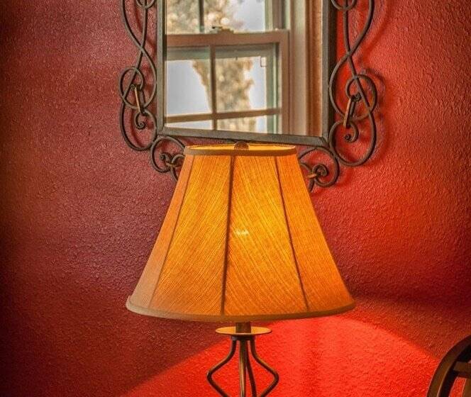 Отель Holiday Lodge On Canyon Lake