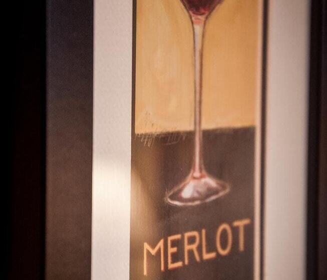 Отель Holiday Lodge On Canyon Lake