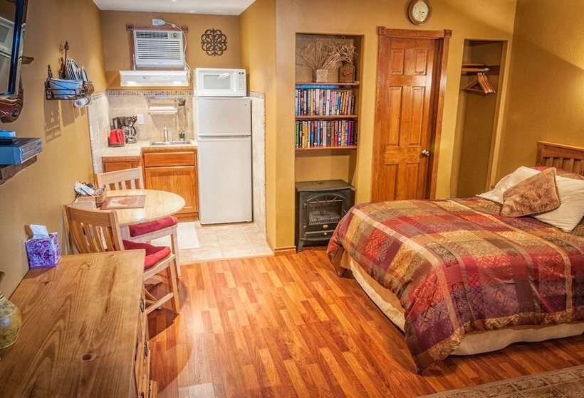 Отель Holiday Lodge On Canyon Lake