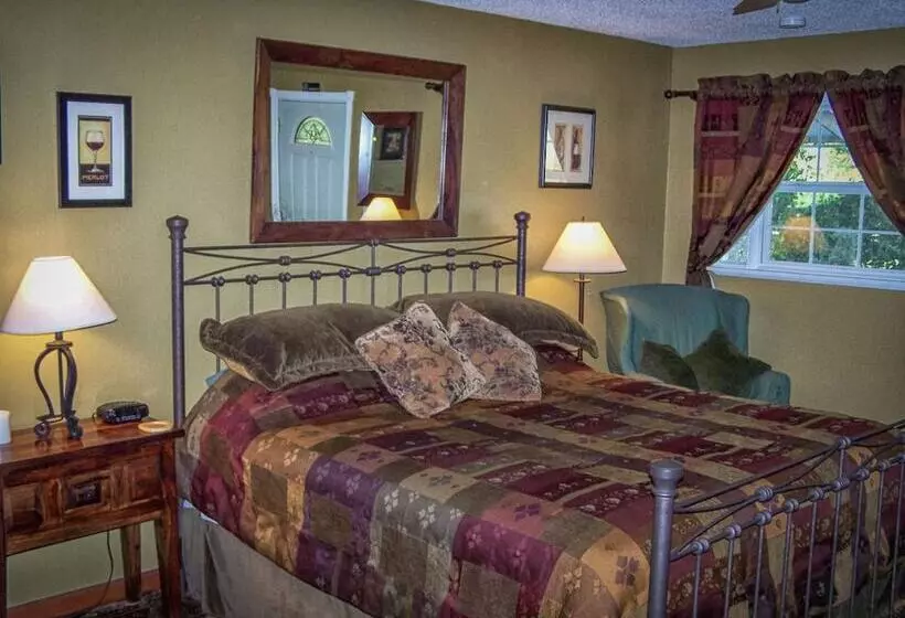 Hotelli Holiday Lodge On Canyon Lake